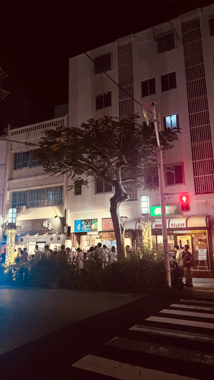 大排長龍的牧志店。