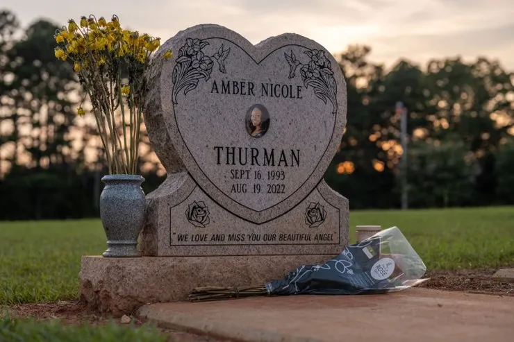 安柏・妮可・瑟曼 之墓，28歲因醫療疏失早逝