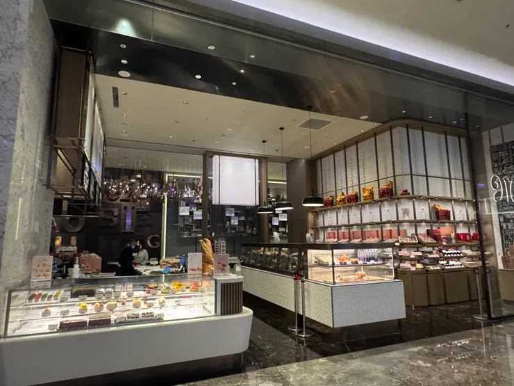 右側有麵包和精美伴手禮禮盒喔！