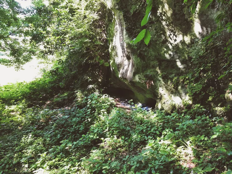 過夜的洞穴，依稀可以看到我們的藍色睡袋。