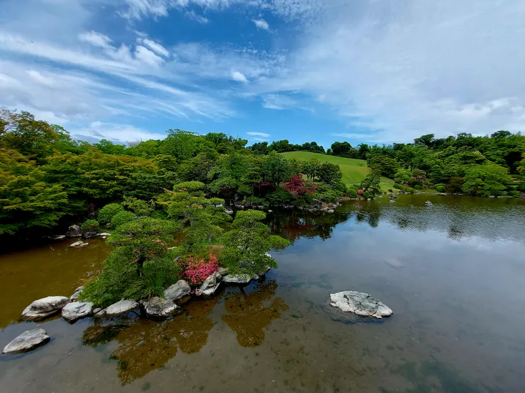 心字池面對芝山