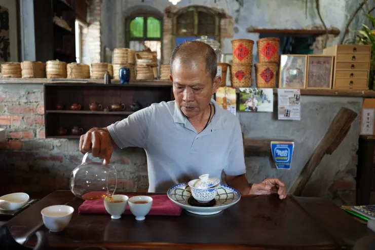 老闆專注的沖泡六堡茶
