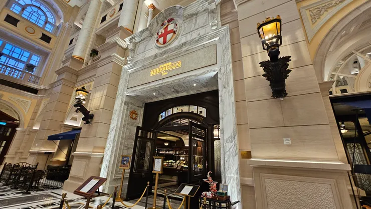 邱吉爾餐廳的大門口!