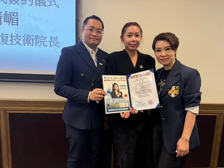 圖說：霏霏老師（中）獲頒 ISO17024 專業職能檢定及國際人才檢定院長聘書。（圖／希冞美學）
