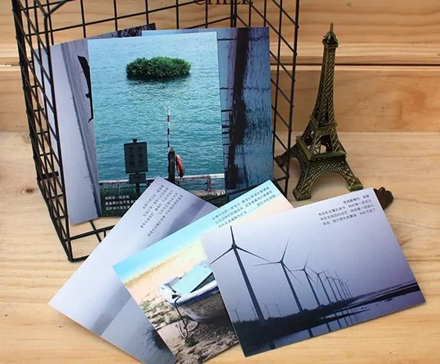 有時喜歡邊喝朱古力，邊整理明信片。