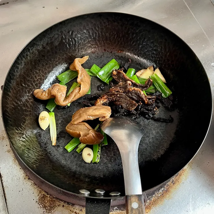 再炒乾、烘乾,讓香味堆疊