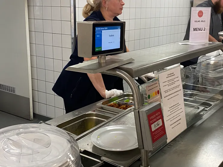 走到你要的主餐號碼面前點餐