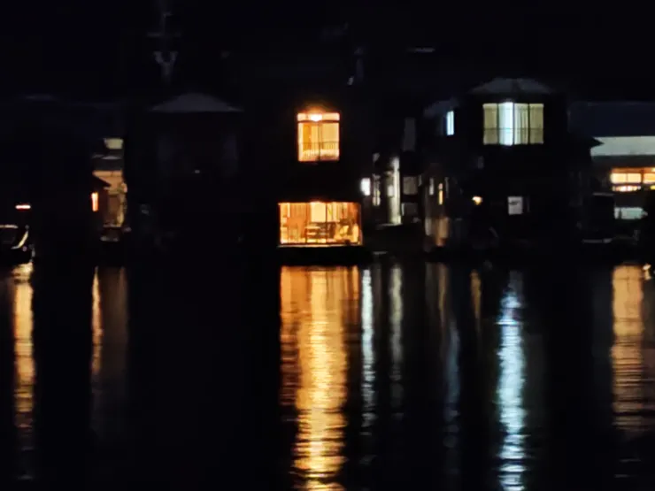 港邊的舟屋倒影