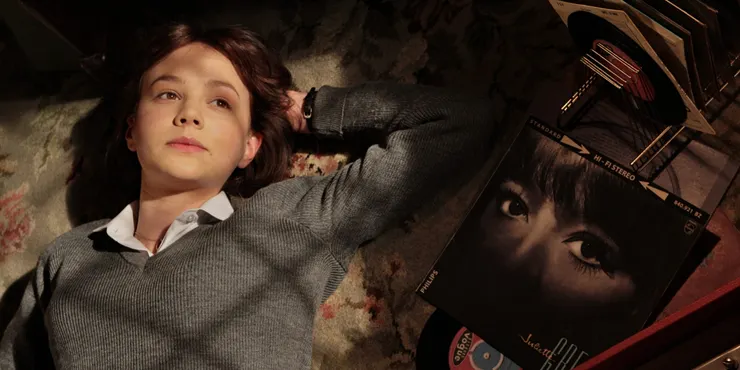 Jenny 放學後躲在房間偷聽 Juliette&nbsp;Gréco，法國音樂象徵著 Jenny 心中對自由和美好生活的渴望