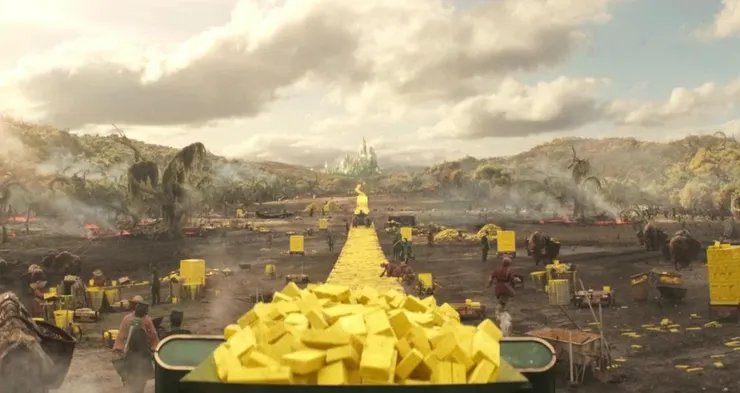 黃磚路的光鮮背後，是被驅使前進的牛群。