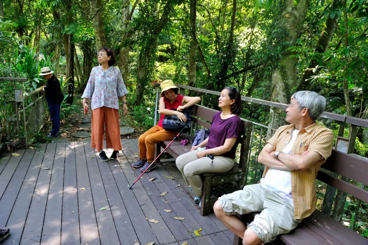 【在冷泉旁平台小憩】