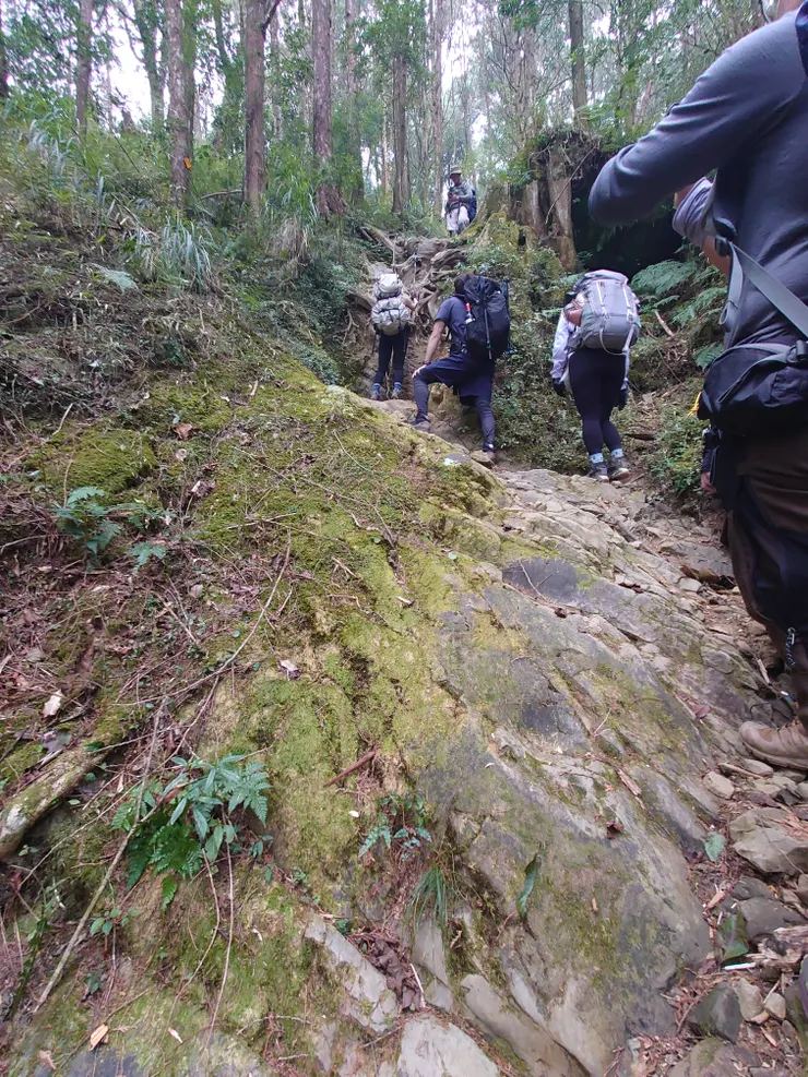 一條繩子只能一個人拉，要耐心等候