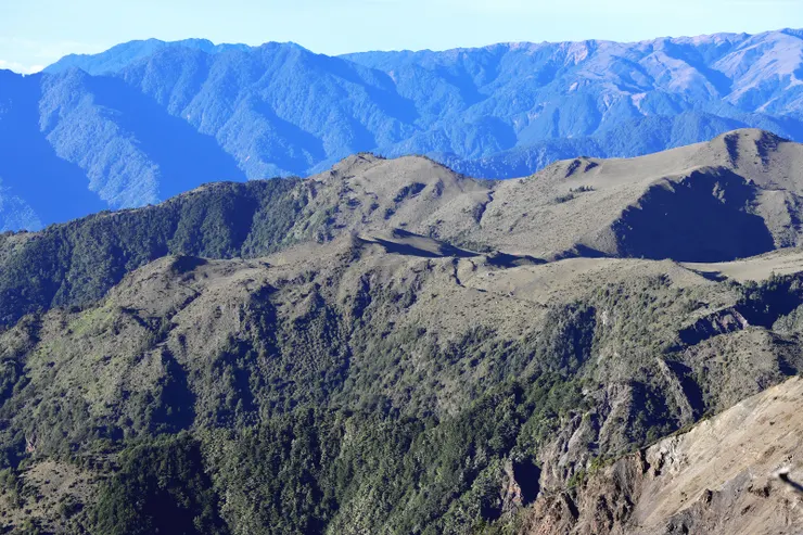 稜線上眺望大水窟最高隆起準平原地形