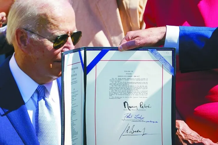 拜登签署《芯片与科学法案》