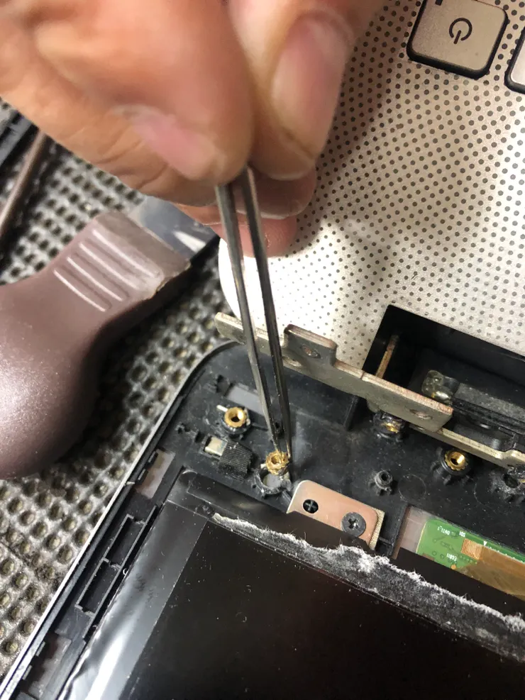 原來是固定螺絲的座崩裂了。