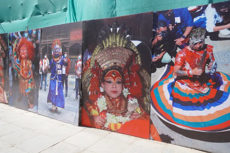 已卸任的上一屆庫瑪麗的照片看板。