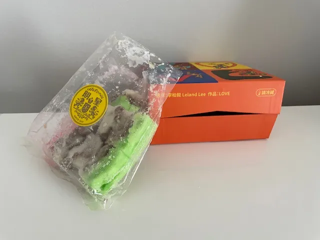 俄羅斯軟糖不能吃，也要保留美麗的盒子作記念，繪圖是畫家 Leland Lee (李柏毅）的作品，他的故事為自閉者開啟希望。