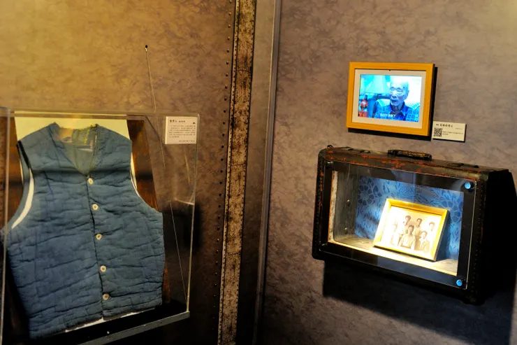 【故宮國寶最後一位押運人索予明的藍背心,是1949年赴台前,慈母的「臨行密密縫」,索公生前出借基金會巡展,但囑咐大去時要隨同火化,2022/06/19他以102歲嵩壽辭世時,其女索孝慈決定不遵遺囑,保留文物,將之贈予基金會。】