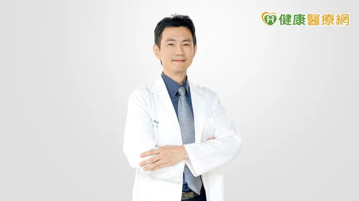 台中公益諾貝爾眼科羅育倫醫師說，白內障成因多元，年長者應及早檢查，避免視力惡化影響生活品質。