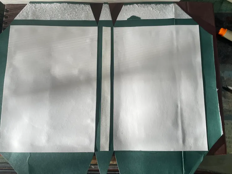 一共會剪下八個三角形（四個大三角形和四個小三角形）清晨的陽光剛從窗外升起，真美麗。