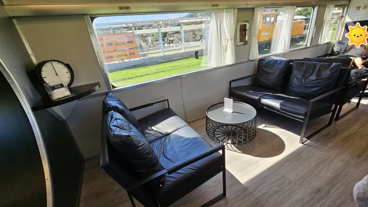 車廂內也有好幾張舒服的沙發!木頭地板看起來很溫馨!