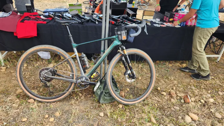 騎了兩圈後，整台車都沾滿了沙塵~ (啊~~我真的記錯啦~因為我完全沒有看簡章，是到了現場才問其他人要騎幾圈。我絕對不會說是賈x汀跟我說騎兩圈就好的……)