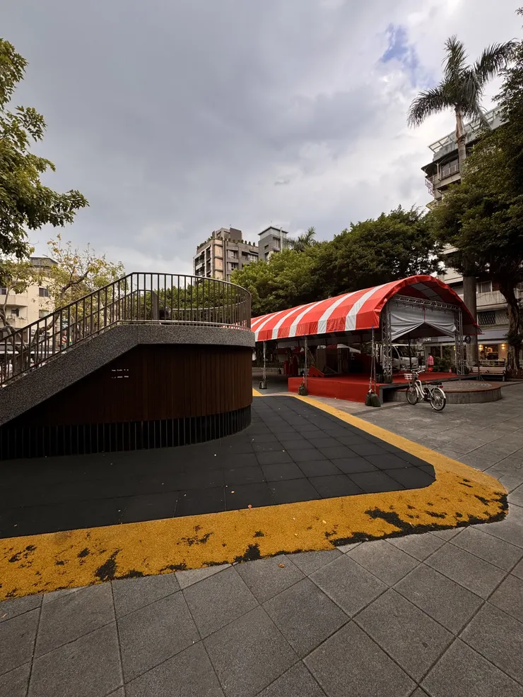 永康公園的溜滑梯，馬上要擠進大批的小朋友在貨車、鋼架、帳篷中追逐遊戲