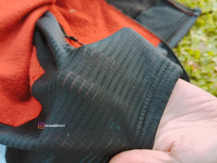 腋下、身體兩側、袖口與下襬，皆有彈性針織布料的拼接