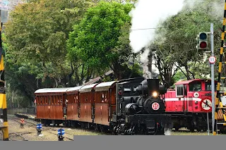 25號蒸汽機關車難得自力運轉載客