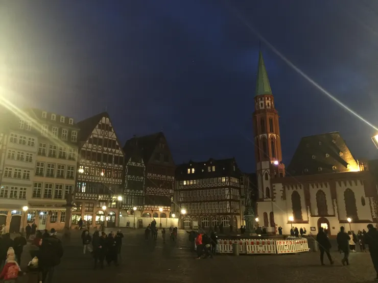 羅馬廣場聚集世界各地的觀光客，在寒冬中啐飲著溫紅酒，體驗眼前黃金光芒籠罩的獨特聖誕氛圍