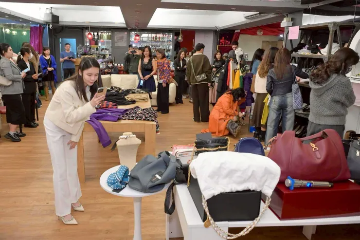 邢渼淇及現場貴賓採購服飾（照片提供：T&T平台創辦人邢渼淇）