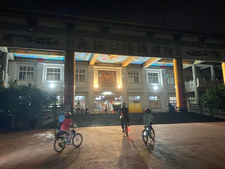 晚上六點多終於騎到住宿點了