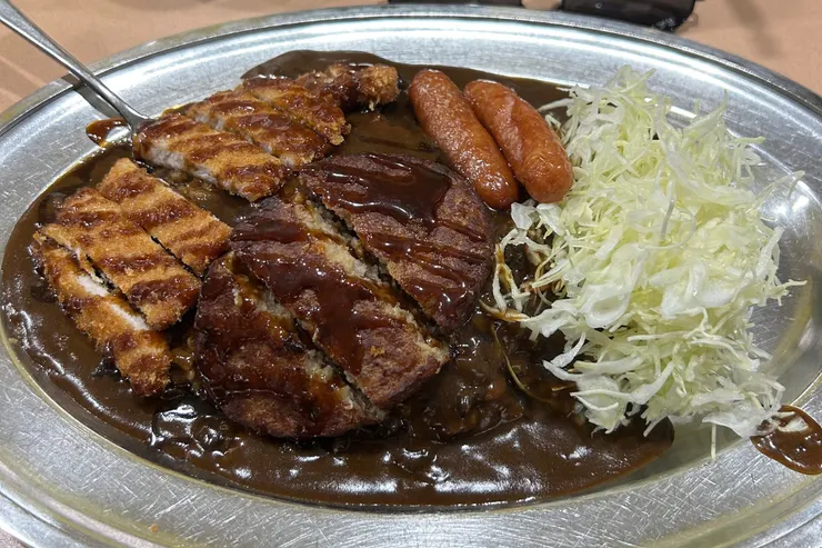 L set，有漢堡排、豬排和香腸的豪華套餐