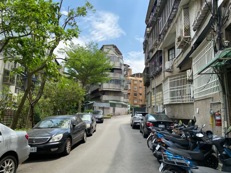 走進羅斯福路五段92巷，腳下是萬盛溪流經的地方。