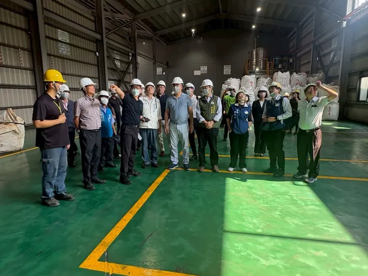 圖說：與會人員實地參訪廠區作業流程，觀察鋰電池回收與關鍵金屬再利用運作情形。（圖／三大未來）