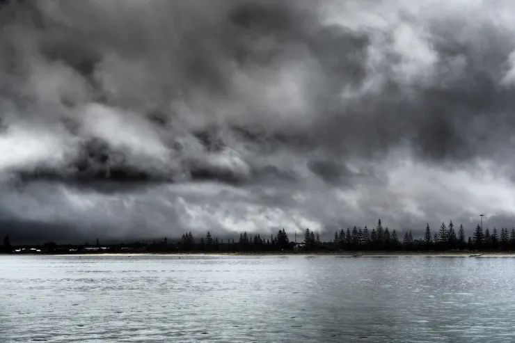 下雨天，用黑白照，回拍海岸