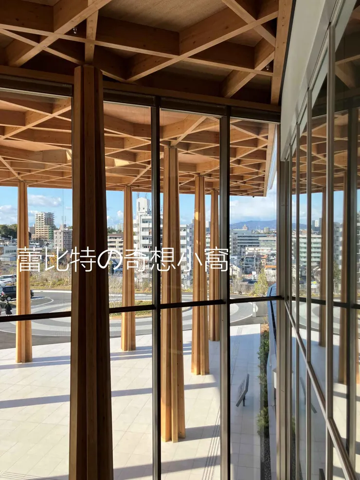 二樓的玻璃倒影