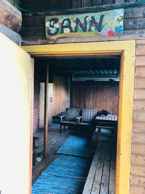 打開浴場的門之後，這裡就是休息區，也是可以吃吃喝喝的地方。