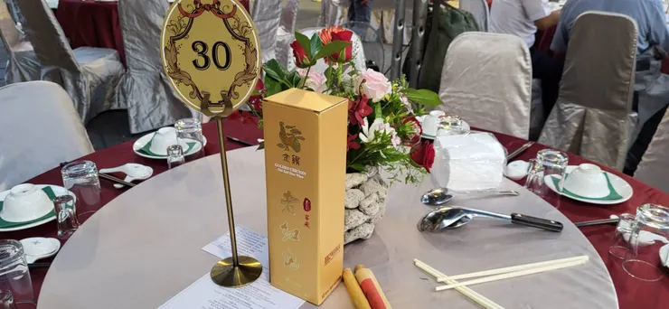 採用辦桌的方式，中間那頻酒應該是威士忌，因為後來有把雞湯調成雞尾酒!