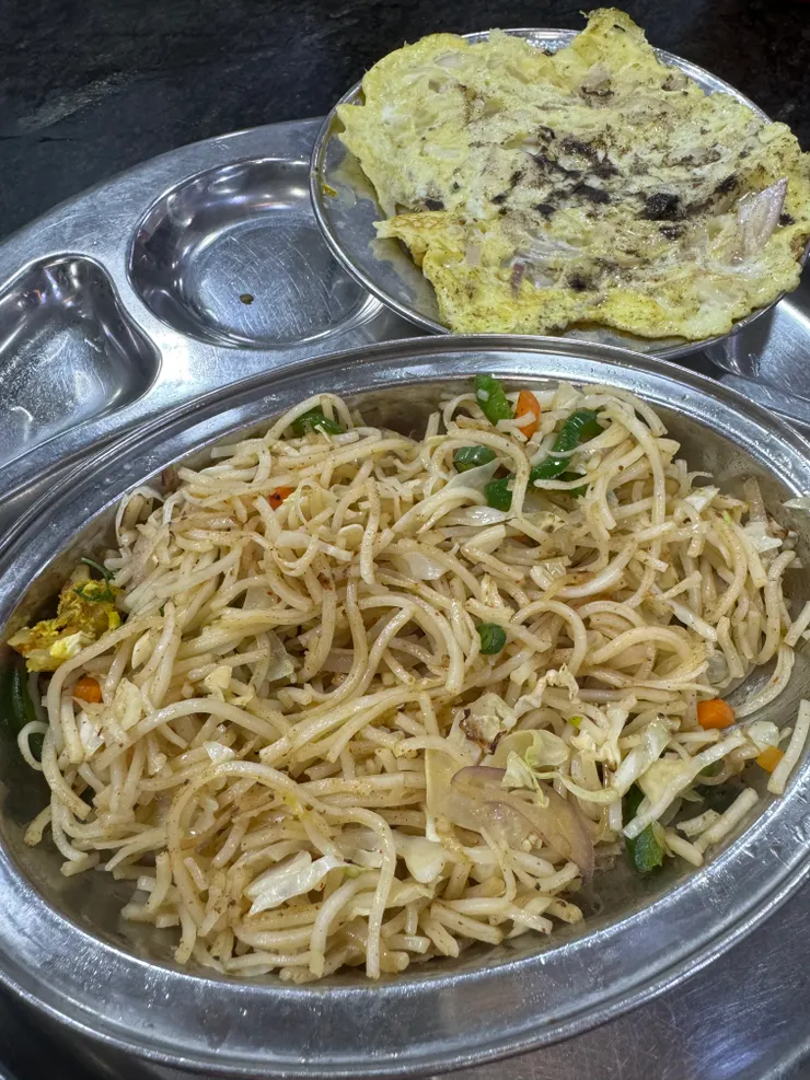 在朝聖之地其中一餐吃炒麵+煎蛋