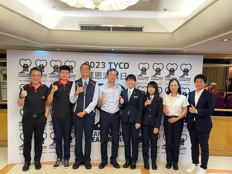 現場參與貴賓(由左至右)信實集團鐵道服務總處總監 趙雪吟、信實集團臺北捷運服務處經理 王法竣、臺北捷運主任 林俊旭、信實集團董事長 楊文榮、臺鐵站長 胡詠芝、臺鐵主任 賴惠韻、臺鐵主任 蕭寀婷、德國凱馳集團業務經理 黃瑞梃。圖：德國凱馳Kärcher提供