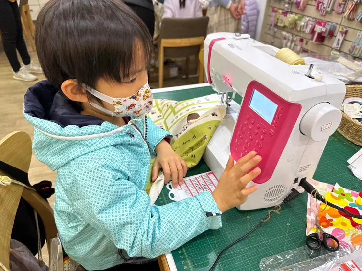 縫紉機的使用需要遵守老師的說明。〔2024冬令營〕
