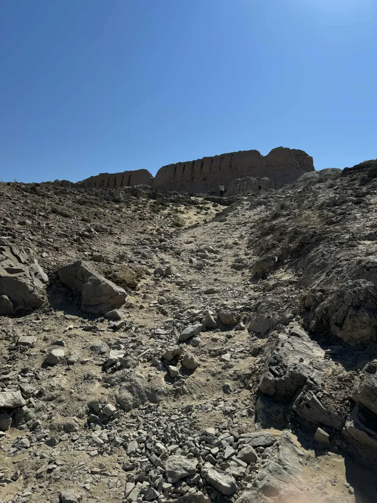 上  Ayoz Qalʼa 古堡的路長這樣