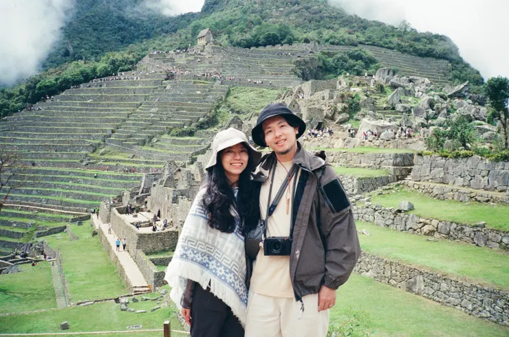 也用底片相機拍了一張合照，由此可見，雲霧已散去不少，光線越來越充足，和稍早前的景色完全不同了！