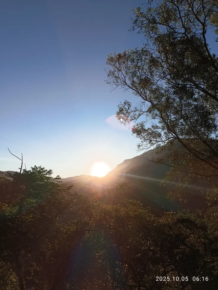 昕演漾空山澄明，自拍攝