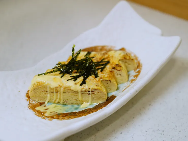 層層煎疊的玉子燒，搭配海苔絲與美乃滋非常對味。