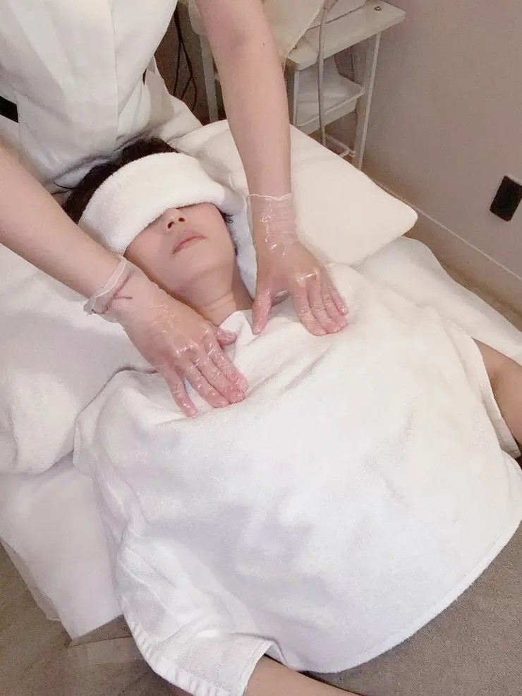 透過專業手法放鬆前胸緊繃肌肉，讓呼吸更深、更順暢。