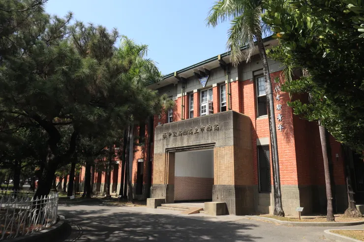 做為雄中門面的第一棟，也俗稱「紅樓」