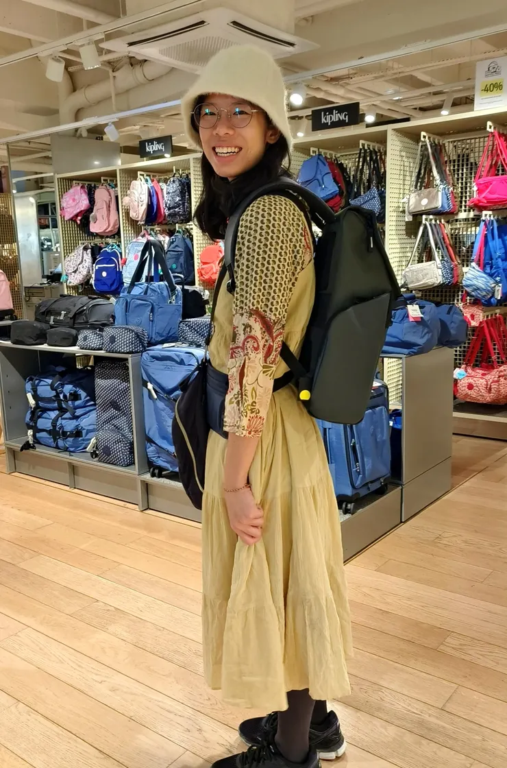 【拉法葉金碧輝煌買背包墨鏡！女兒買的背包，當然不會太便宜，但可以退稅。】