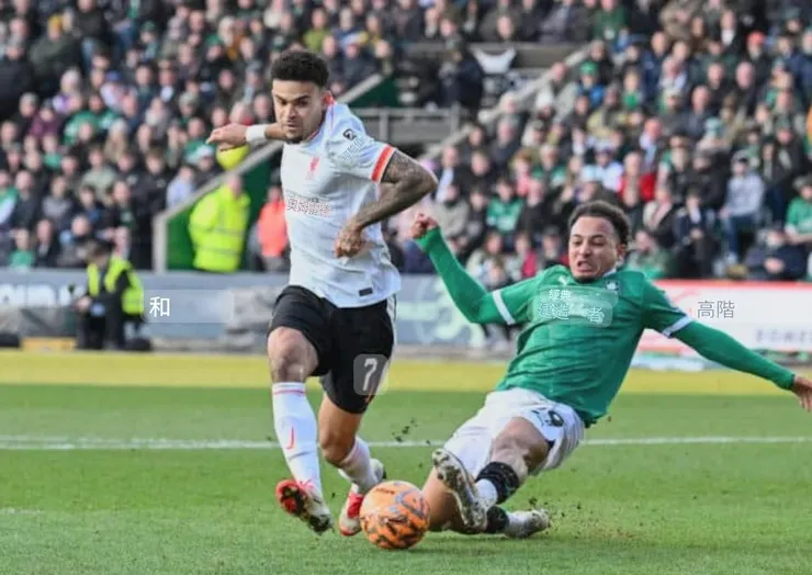 路易斯戴亞斯未能推過般尼茅夫後衛